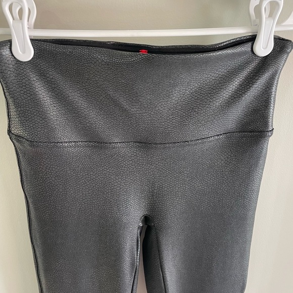 Spanx Faux Leather Black Snake Skin Leggings - Size Medium - Picture 8 of 16